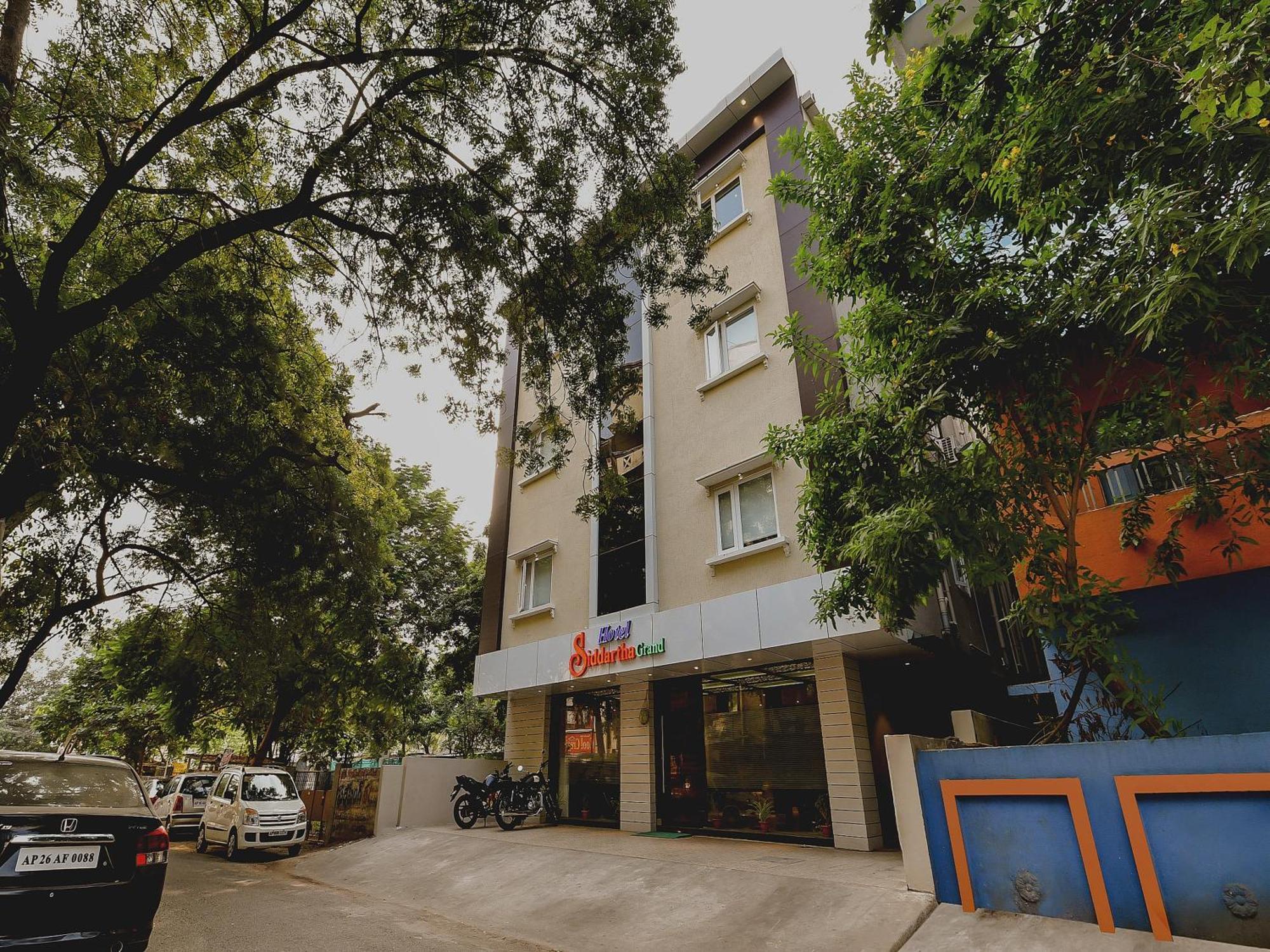 Super Capital O Siddartha Grand Hotell Vijayawāda Exteriör bild