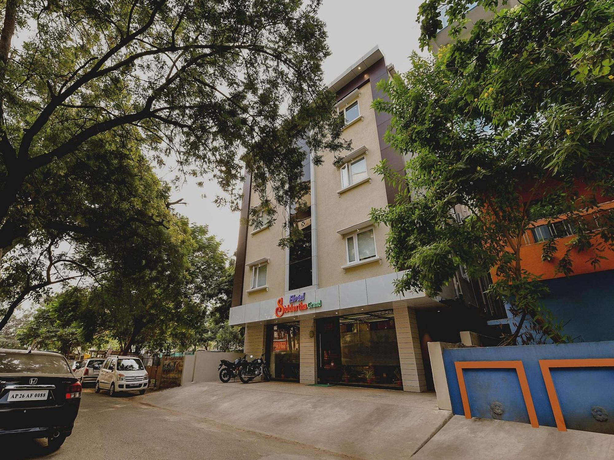 Super Capital O Siddartha Grand Hotell Vijayawāda Exteriör bild